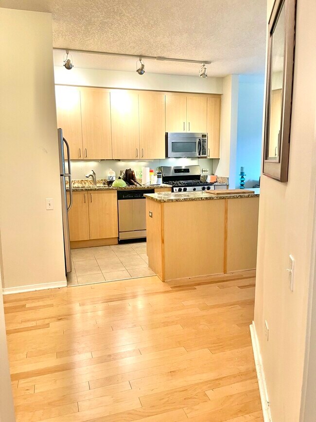 Building Photo - 600 N Kingsbury St