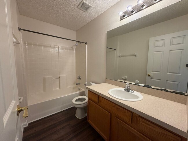 Building Photo - Comfort, Convenience & a Fresh Start in Palm Coast!