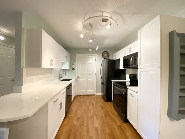 Building Photo - Two Bedroom Spacious Condo Near Everything Bluffton Has to Offer!