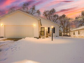 Building Photo - Spacious 3-Bedroom Home in a Great Pontiac Location!