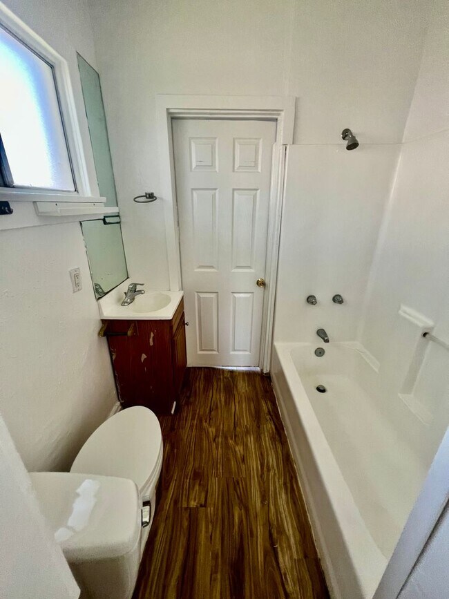 Building Photo - Walk to Beach, W/D, Shared Yard, Parking, No Pets