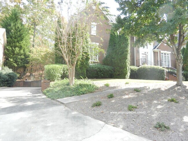 Building Photo - 8014 Greystone Green