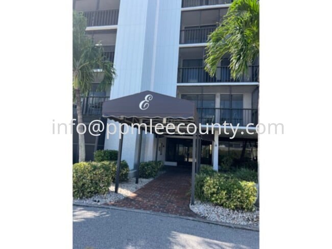 Building Photo - Fabulous Furnished One-Bedroom, Two-Bath Lakefront Condo!