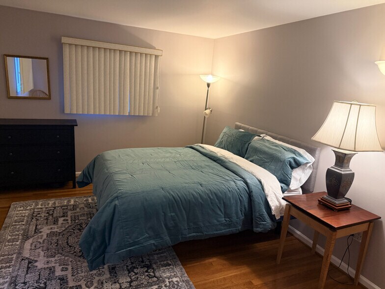 Building Photo - 3452 Quaker Ct