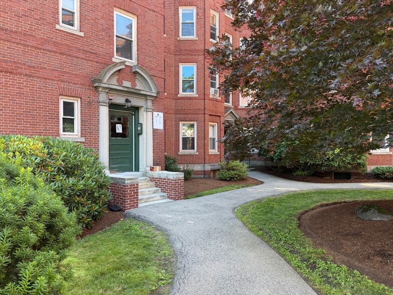 Building Photo - 15 Lynde St