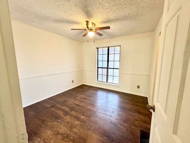 Building Photo - 200 Martingale