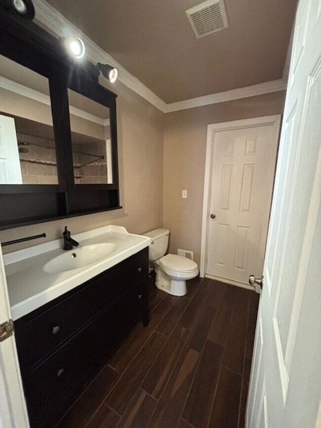 Building Photo - STUNNING 3 BEDROOM HOME IN NOVI !!