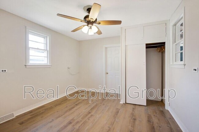 Building Photo - 305 Cable St