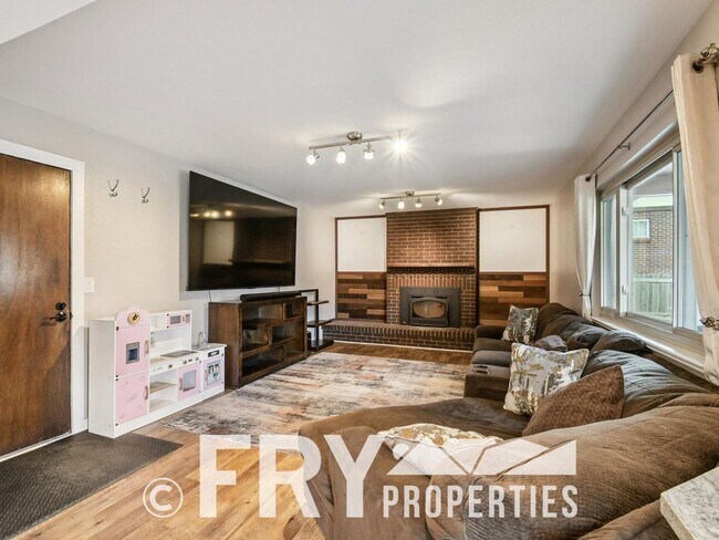 Building Photo - Spacious Five-Bedroom - Great For Entertaining