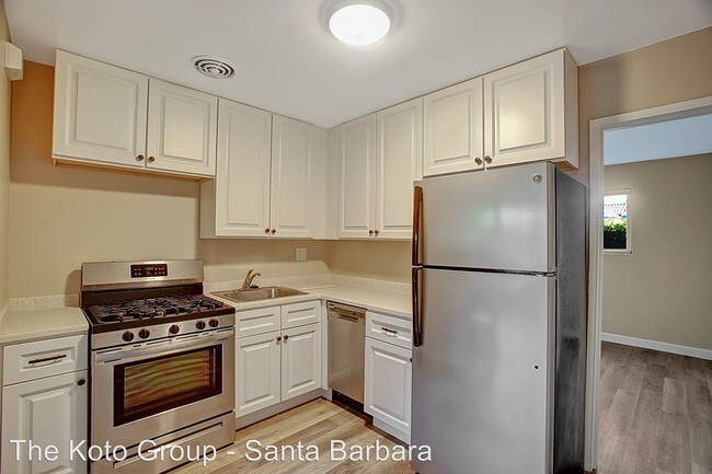 Building Photo - 2320 De La Vina St