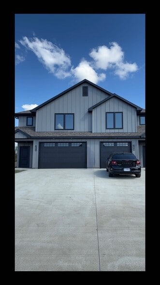 Building Photo - 365 SE 70 Rd