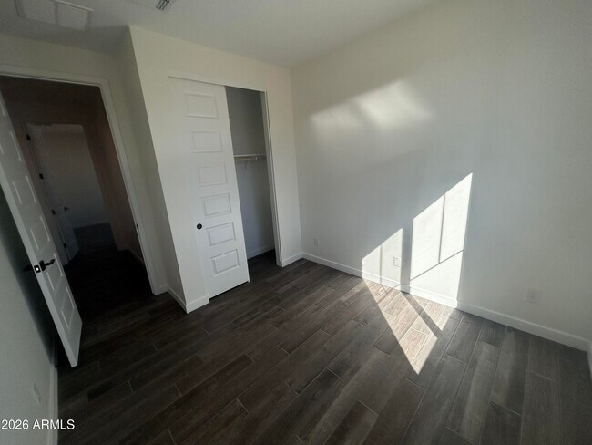 Building Photo - 1626 E Evelyn Dr