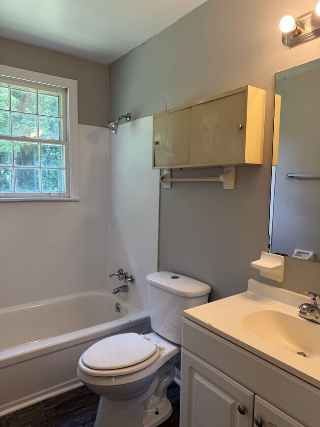 Building Photo - 2213 Glory Dr