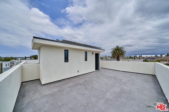 Building Photo - 601 W 41st Pl