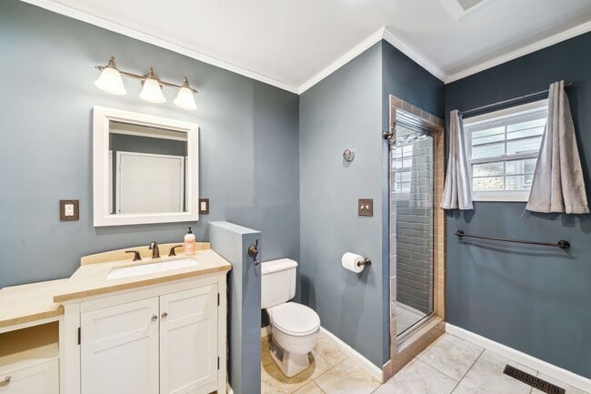 Building Photo - Adorable Home in the Heart of Midtown!