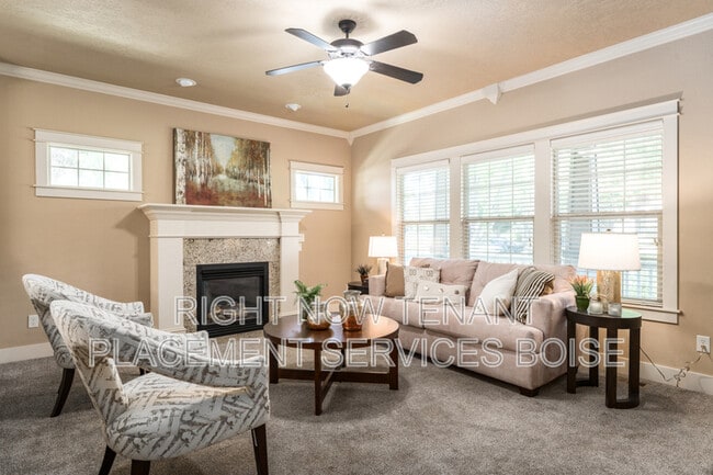 Building Photo - 994 E Winding Creek Dr
