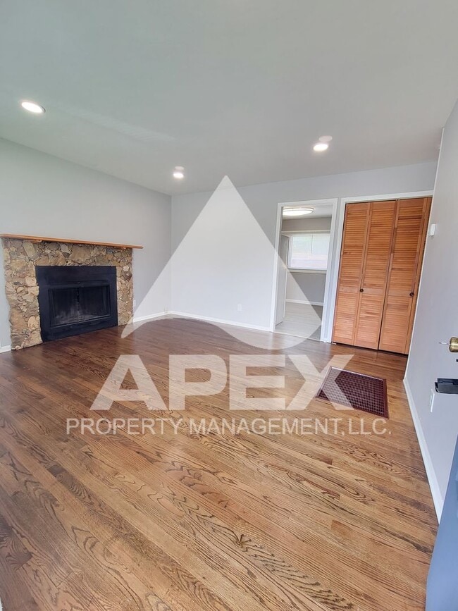 Building Photo - Renovated - 3 Bd 1 Ba Single Family home i...
