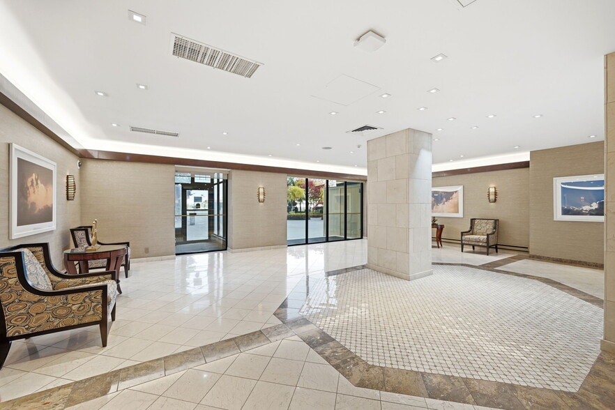 Lobbt - 300 Winston Dr