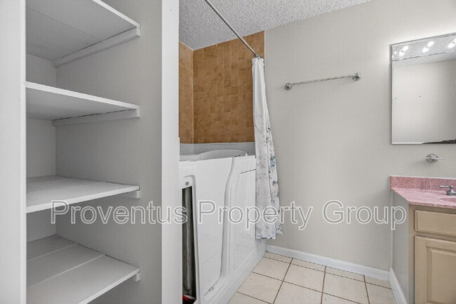 Building Photo - 8 Manor Dr