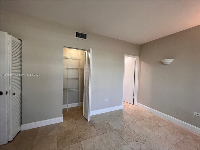 Building Photo - 825 Brickell Bay Dr