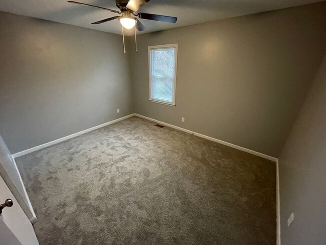 Building Photo - Brick Home For Rent Shelbyville