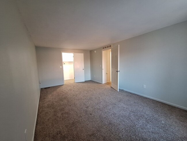 Building Photo - Charming Chesterfield Townhouse