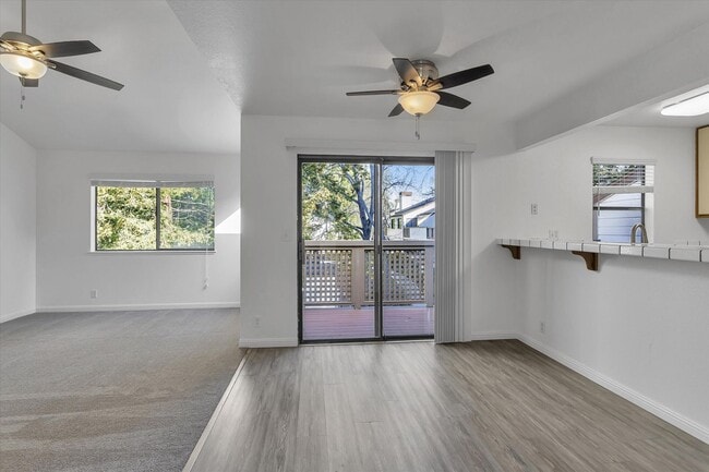 Building Photo - Upstairs Condo with Garage