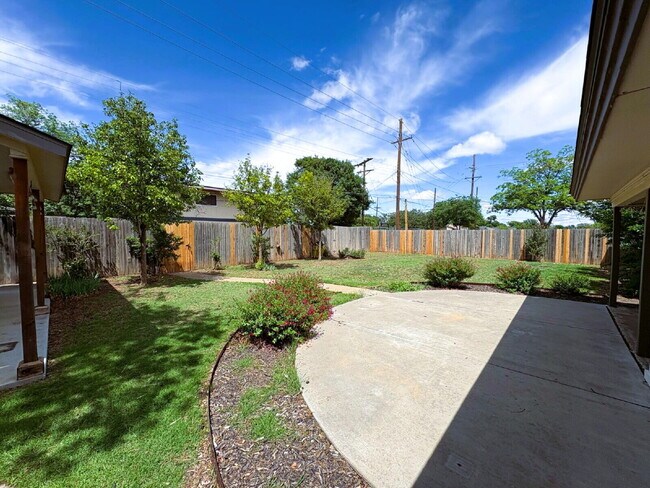 Building Photo - Stunning Three Bedroom Home Located Near R...