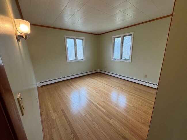 Building Photo - Upgraded 3 Bedroom Home with Garage and Basement