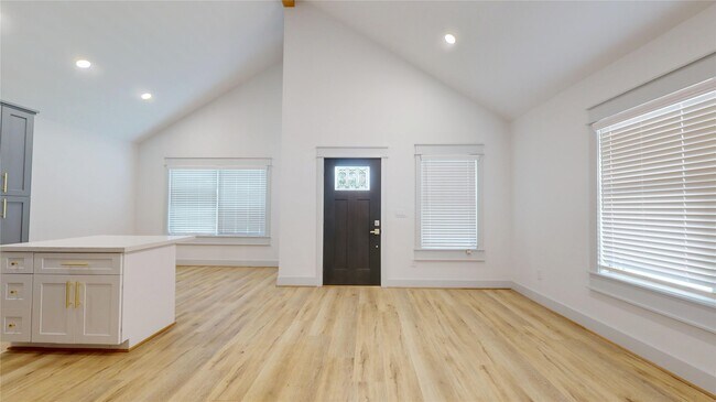 Building Photo - 4305 Rogers St