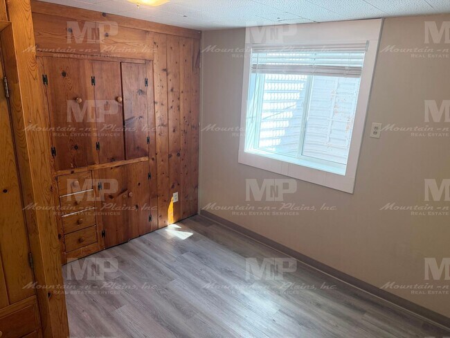 Building Photo - 1321 Lakewood Dr