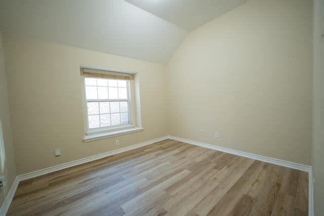 Building Photo - 2002 Gardenridge Dr