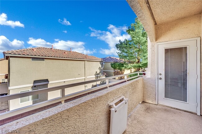 Building Photo - 1900 N Torrey Pines Dr