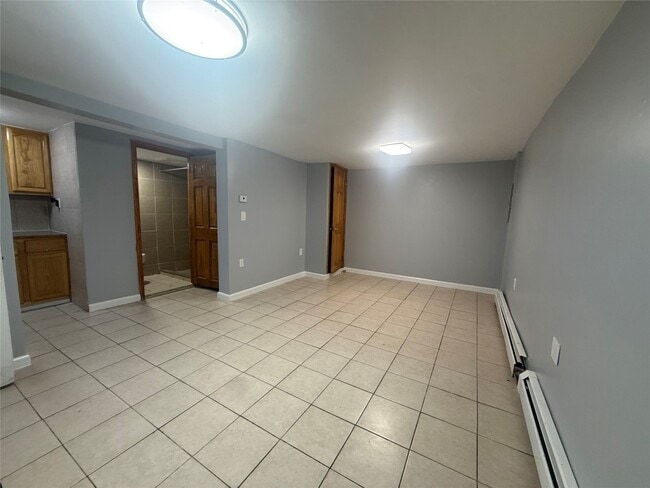 Building Photo - 337 1/2 Riverside Dr