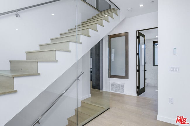 Building Photo - 2019 Barry Ave