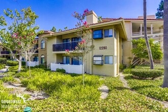 Building Photo - Breezy 2Bdm 2Ba Top-Floor Corner Condo with Mountain Views!