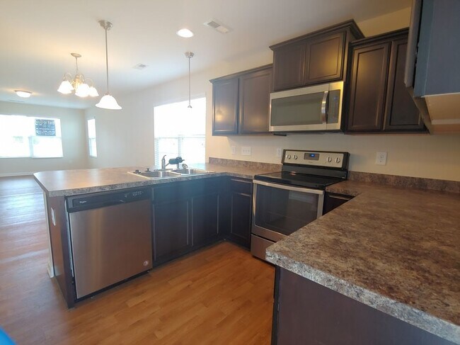 Building Photo - Three bed, 2.5 bath town house located in ...
