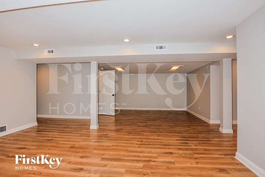 Building Photo - 11 Savoy Dr