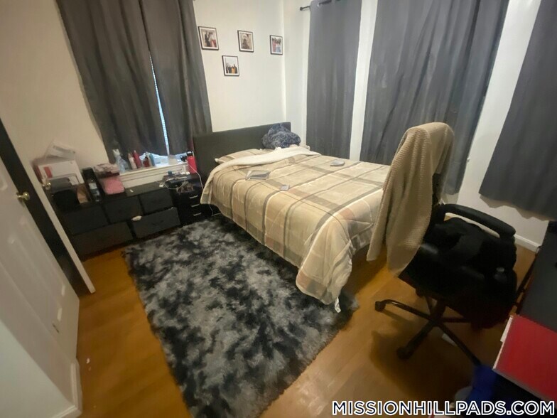 Building Photo - 715 Parker St