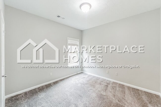 Building Photo - 440 Tree Line Dr