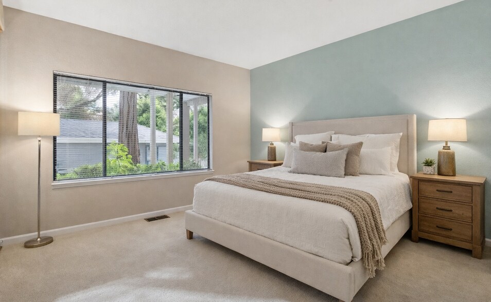 Building Photo - 2677 Oak Rd