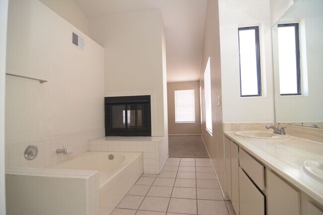 Building Photo - Updated 3  Bedroom 2 Bath Home! Located in Convenient South Tucson Location!