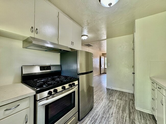 Building Photo - 528 N Baumann Ave