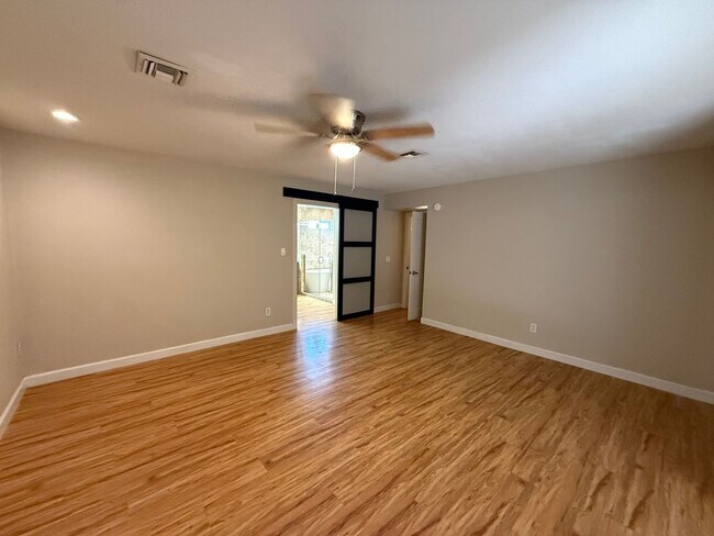 Building Photo - Luxury 4 Bedroom in Country Estates