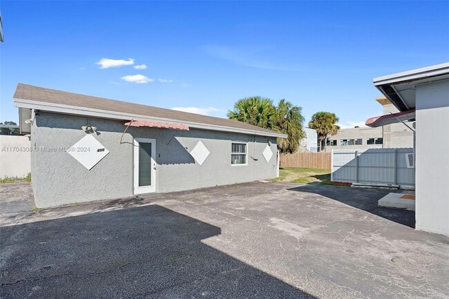 Building Photo - 405 E Oakland Park Blvd