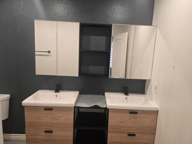 Building Photo - Beautiful Townhome for Rent