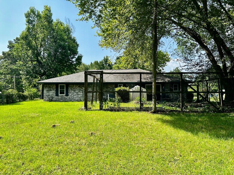 Building Photo - 204 East Rd