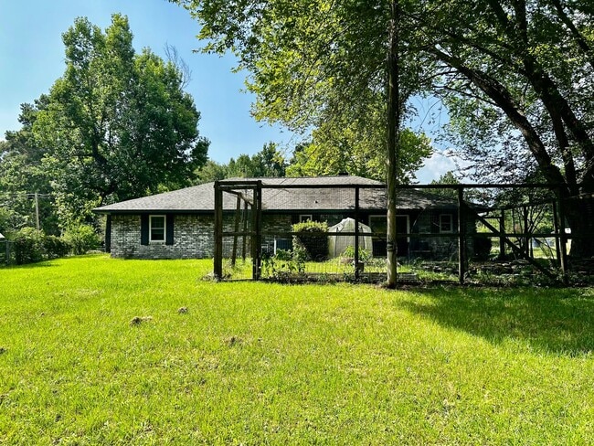 Building Photo - 204 East Rd