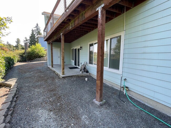 Building Photo - 2128 Freund St