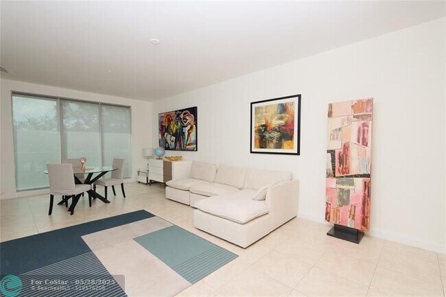 Building Photo - 411 N New River Dr E